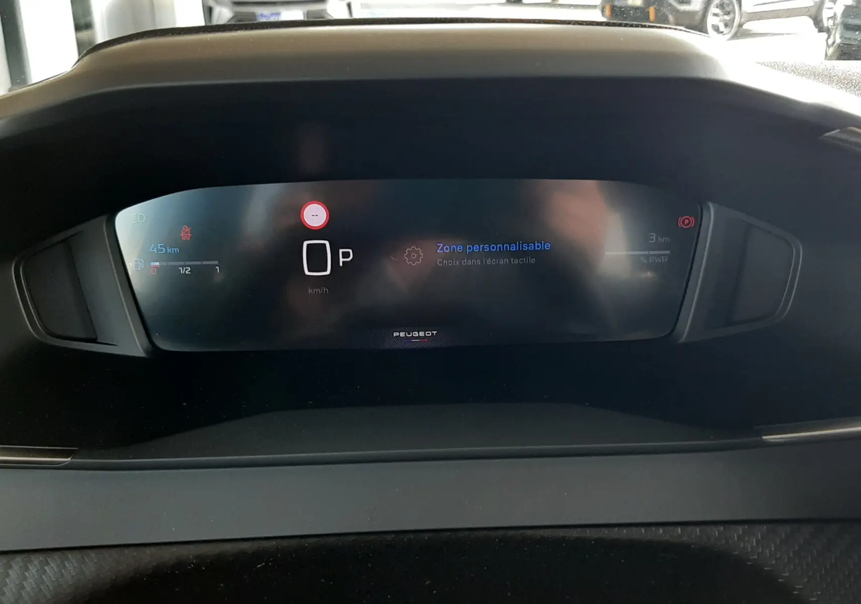 Tableau de bord numérique du Peugeot 2008 1.2 Hybrid 145ch Allure, affichage central avec indication de vitesse à 0 km/h.