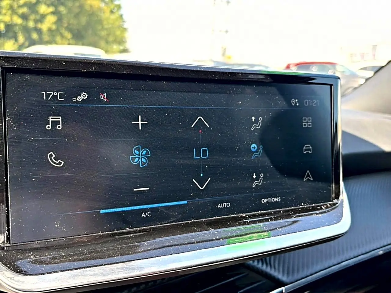 Écran tactile de la climatisation du Peugeot 2008 1.2 100 style, vue rapprochée de l'intérieur.