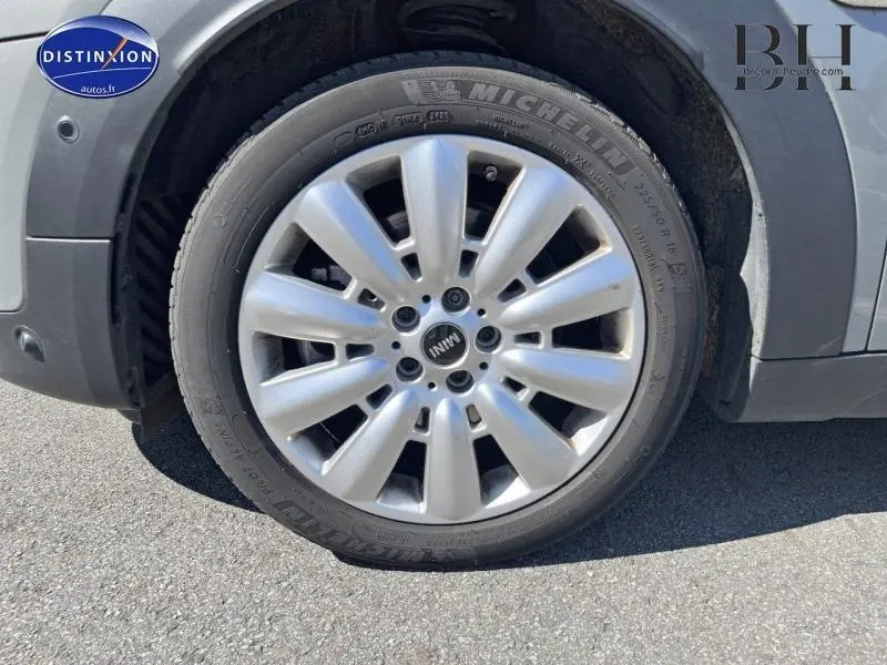 Gros plan sur la jante alu 18 pouces design Pin Spoke du MINI Countryman Moonwalk Grey, avec pneu Michelin visible.