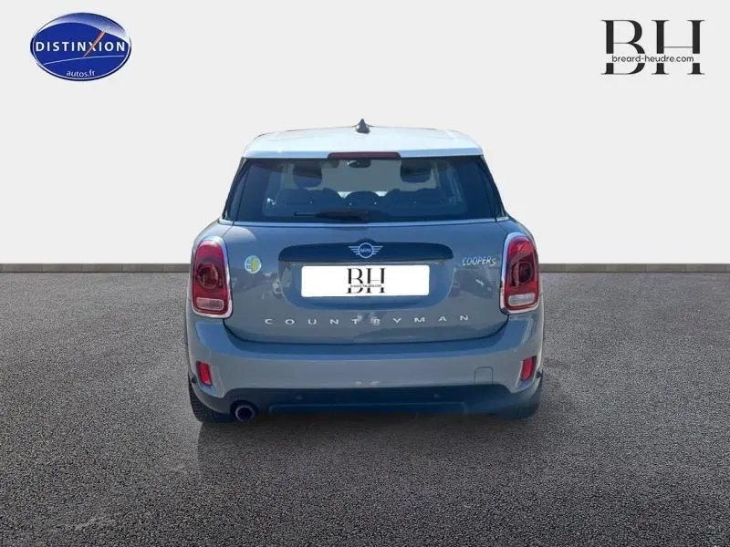 Vue arrière d'une MINI Countryman Cooper SE Moonwalk Grey avec toit blanc et feux arrière LED.