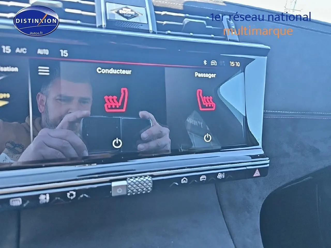 Écran tactile central du DS7 gris titane 2025 montrant les commandes des sièges chauffants conducteur et passager.