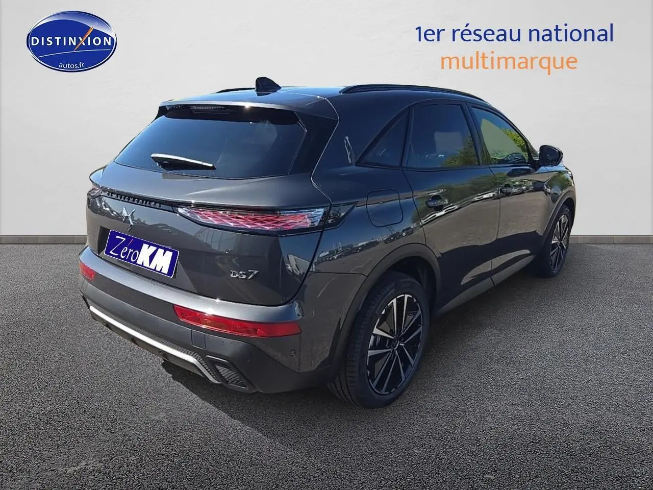 DS7 gris titane vue 3/4 arrière droit, mettant en valeur ses feux arrière LED et ses jantes alliage noires.