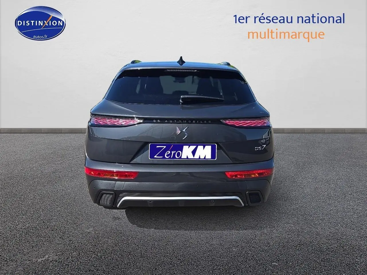 Vue arrière du DS7 gris titane 2025 avec feux LED et double sortie d'échappement intégrée au pare-chocs.