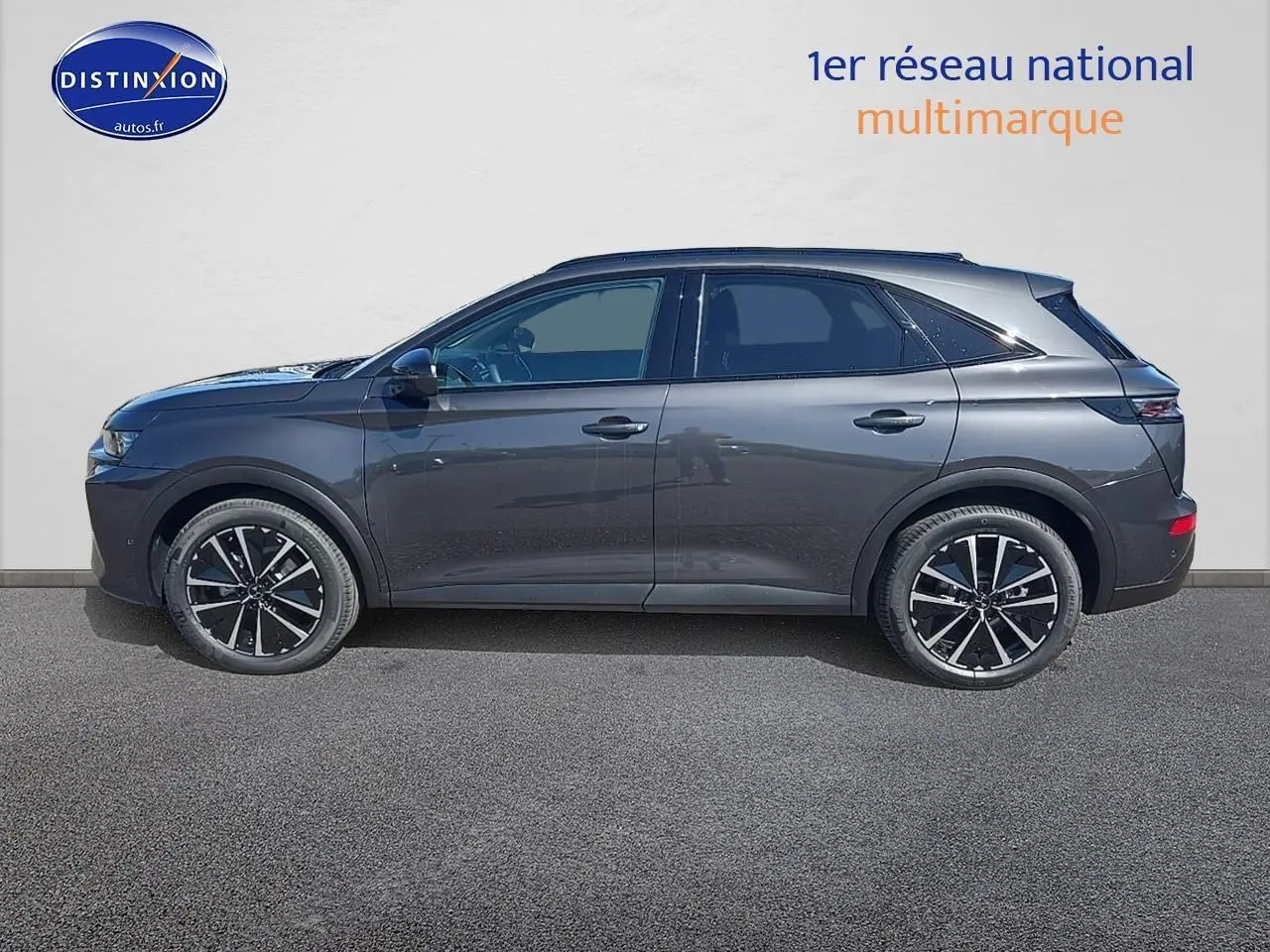 Profil côté gauche d'un SUV DS7 gris titane 2025 avec jantes alliage et vitres arrière surteintées.