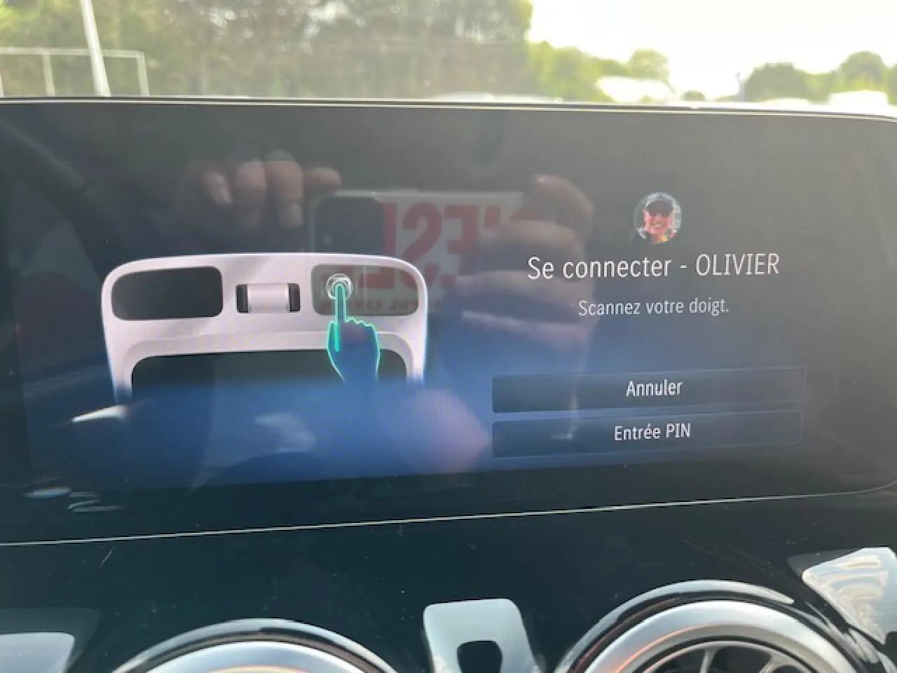 Écran tactile intérieur du Mercedes GLA 250 e Hybrid 2024 montrant la connexion par empreinte digitale.