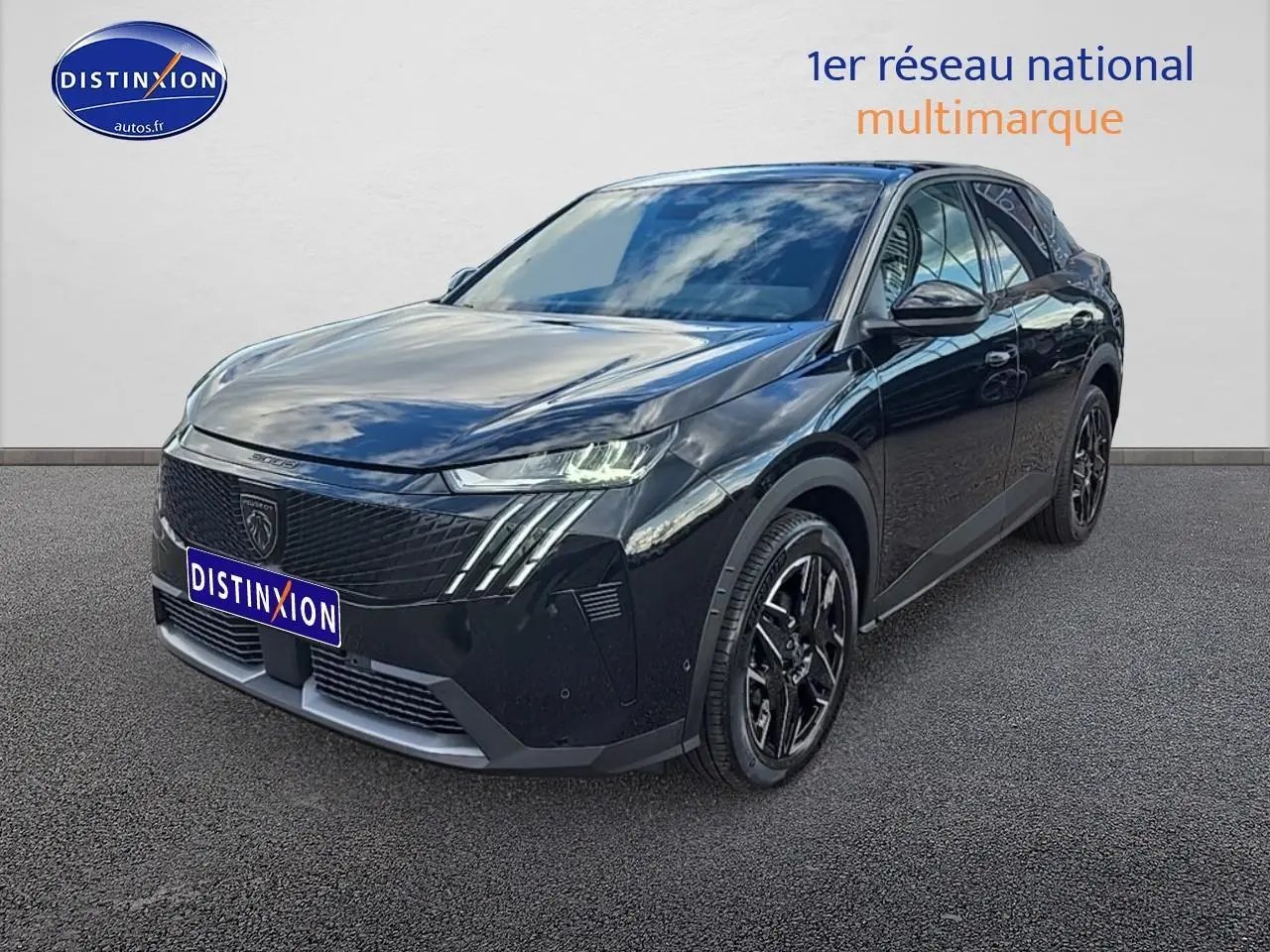 Peugeot 3008 noir en 3/4 avant droit, avec calandre noire et jantes alliage noires brillantes.
