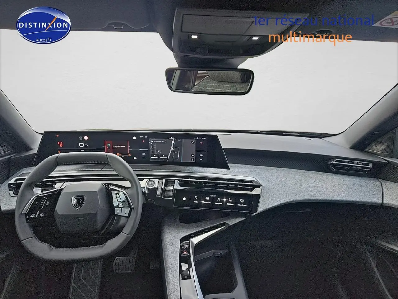 Intérieur avant du Peugeot 3008 noir 2025, tableau de bord moderne avec écran tactile panoramique et volant cuir multifonction.