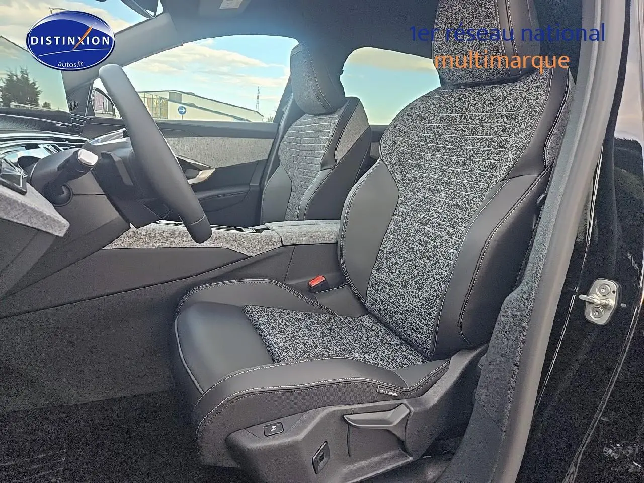 Intérieur du Peugeot 3008 noir 2025, vue côté conducteur sur sièges tissu et cuir avec accoudoir central.