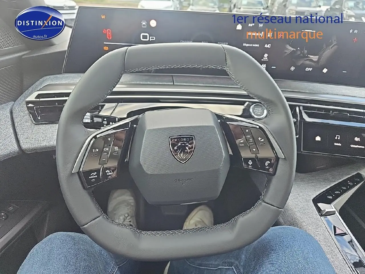 Vue intérieure centrée sur le volant cuir multifonction du Peugeot 3008 noir avec tableau de bord digital moderne.