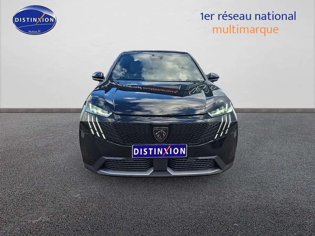 Vue frontale d'un Peugeot 3008 noir avec calandre imposante et feux LED en griffes distinctifs.