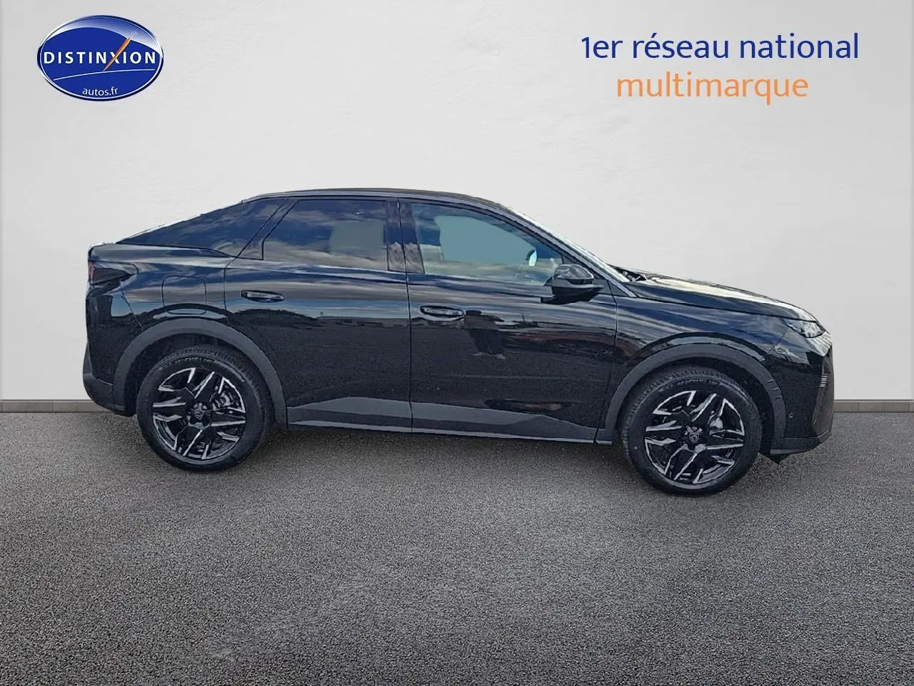 Profil côté gauche d'un Peugeot 3008 noir 2025 avec jantes alu noires et lignes modernes distinctives.