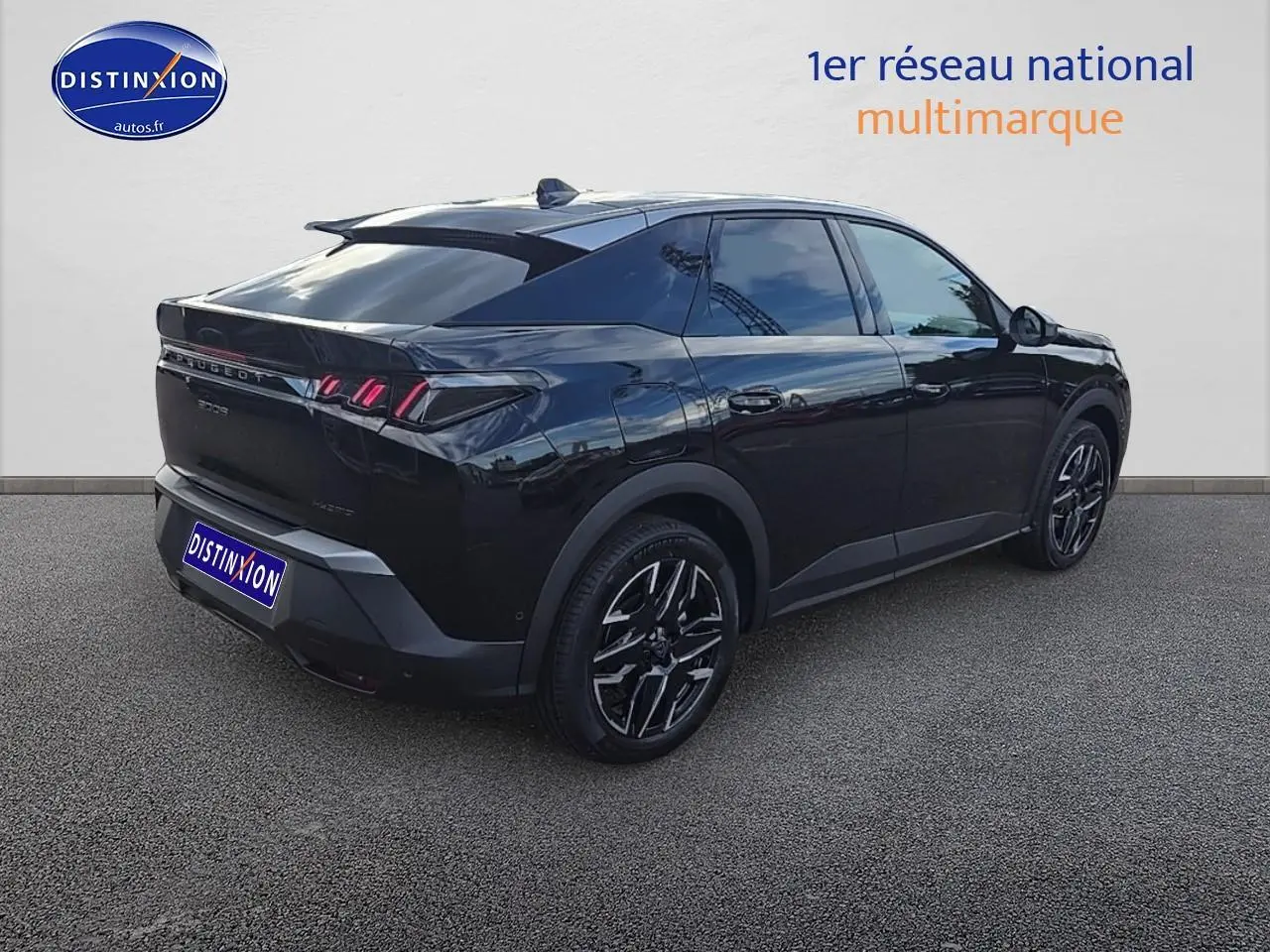 Peugeot 3008 noir vue 3/4 arrière droit, avec jantes alu et feux arrière LED distinctifs.