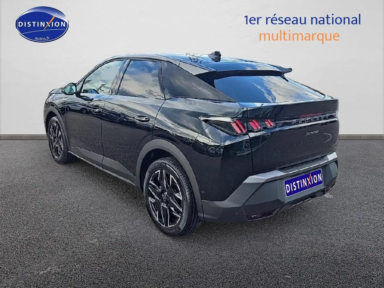 Vue 3/4 arrière droite d'un Peugeot 3008 noir 2025 avec jantes alu et feux arrière LED distinctifs.