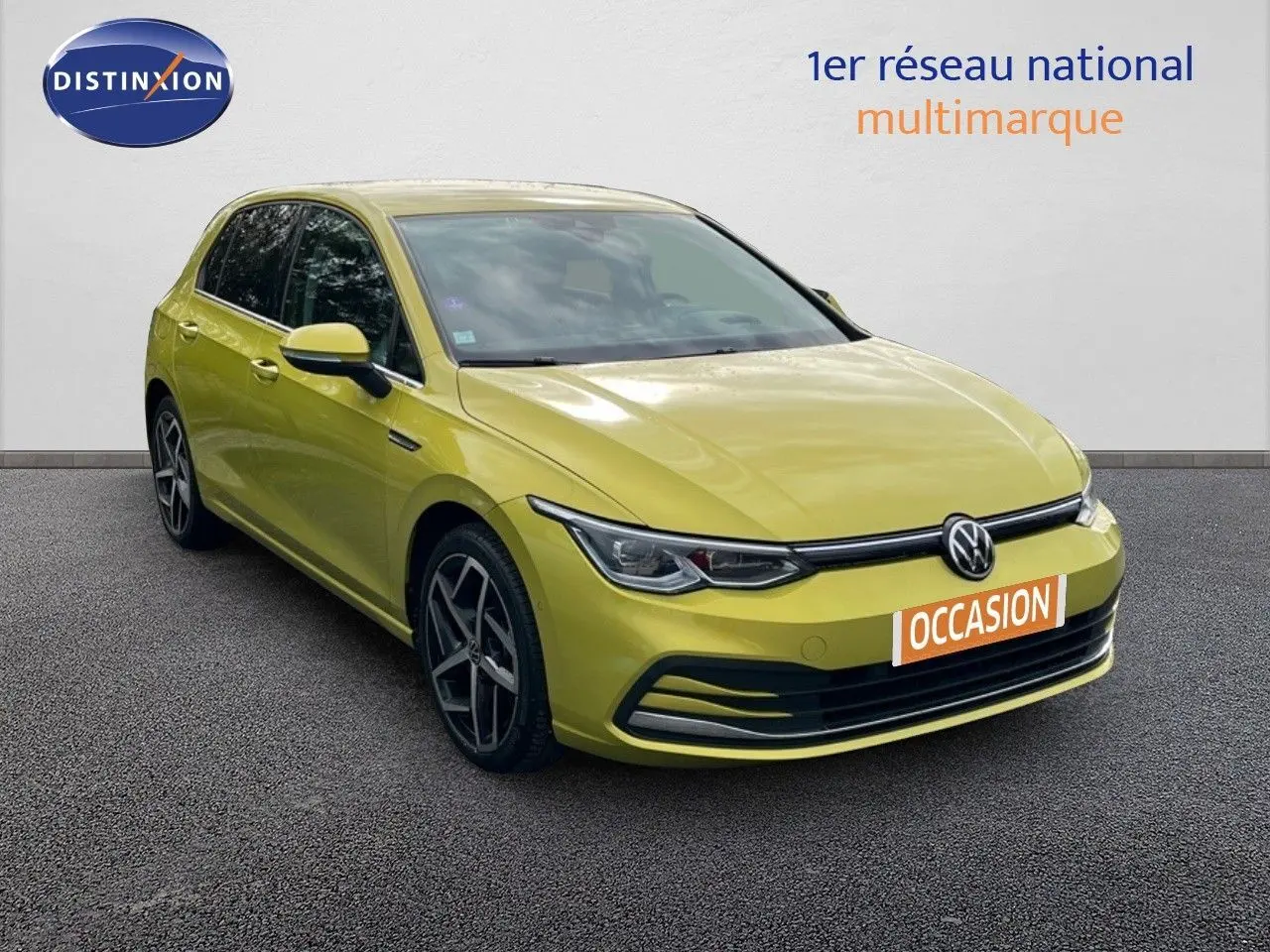 Volkswagen Golf 1.5 eTSI jaune vue 3/4 avant droit avec jantes alliage et phares LED allumés.