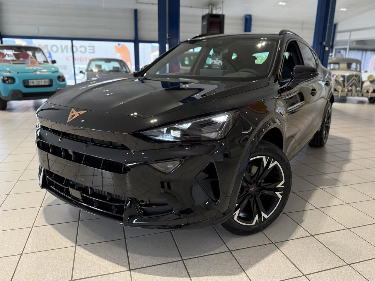 Vue 3/4 avant droite du CUPRA Formentor noir Night avec jantes alliage 18'' et logo cuivré sur le capot.