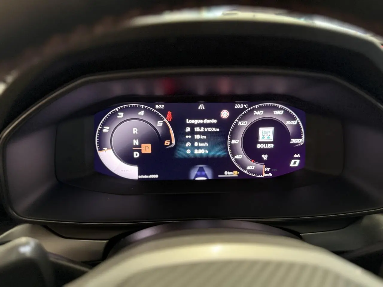 Combiné d'instruments digital couleur du tableau de bord du CUPRA Formentor 2.0 TDI, vue frontale rapprochée.