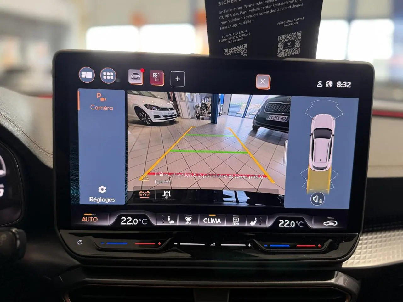Écran tactile intérieur affichant la caméra de recul du CUPRA Formentor noir Night, vue arrière en parking intérieur.