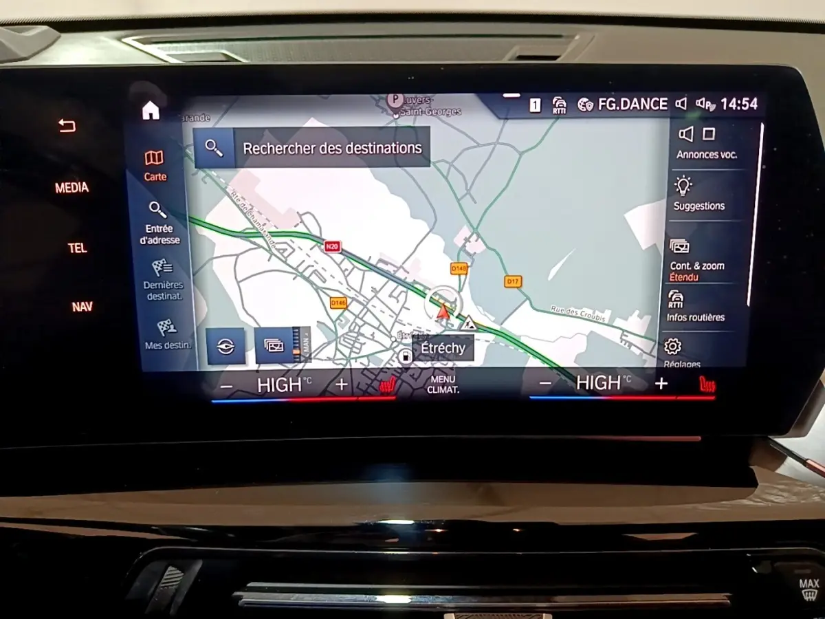 Écran tactile central du tableau de bord du BMW X1 xDrive23i M Sport 2023 affichant la navigation et commandes climatisation.