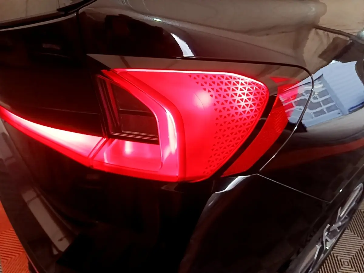 Gros plan sur le feu arrière droit rouge du BMW X1 xDrive23i M Sport noir, soulignant son design moderne et géométrique.