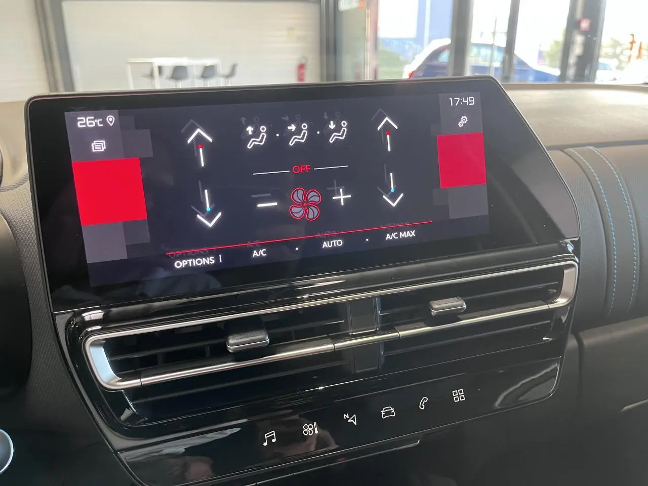 Gros plan sur l'écran tactile et les aérateurs noirs du tableau de bord du Citroën C5 Aircross gris platinium.