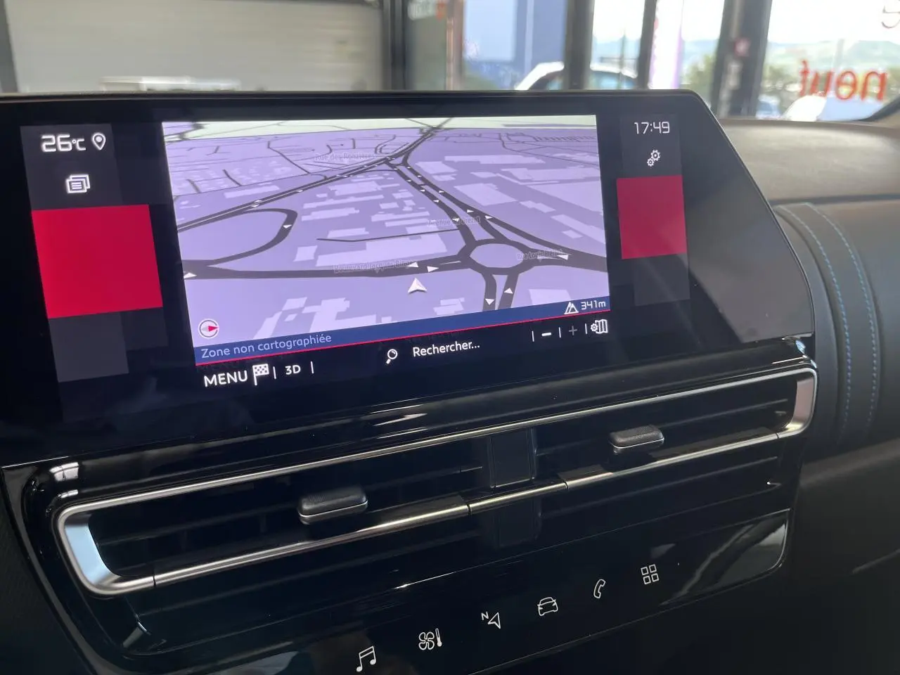 Vue rapprochée de l’écran tactile central du tableau de bord du Citroën C5 Aircross gris platinium affichant la navigation.