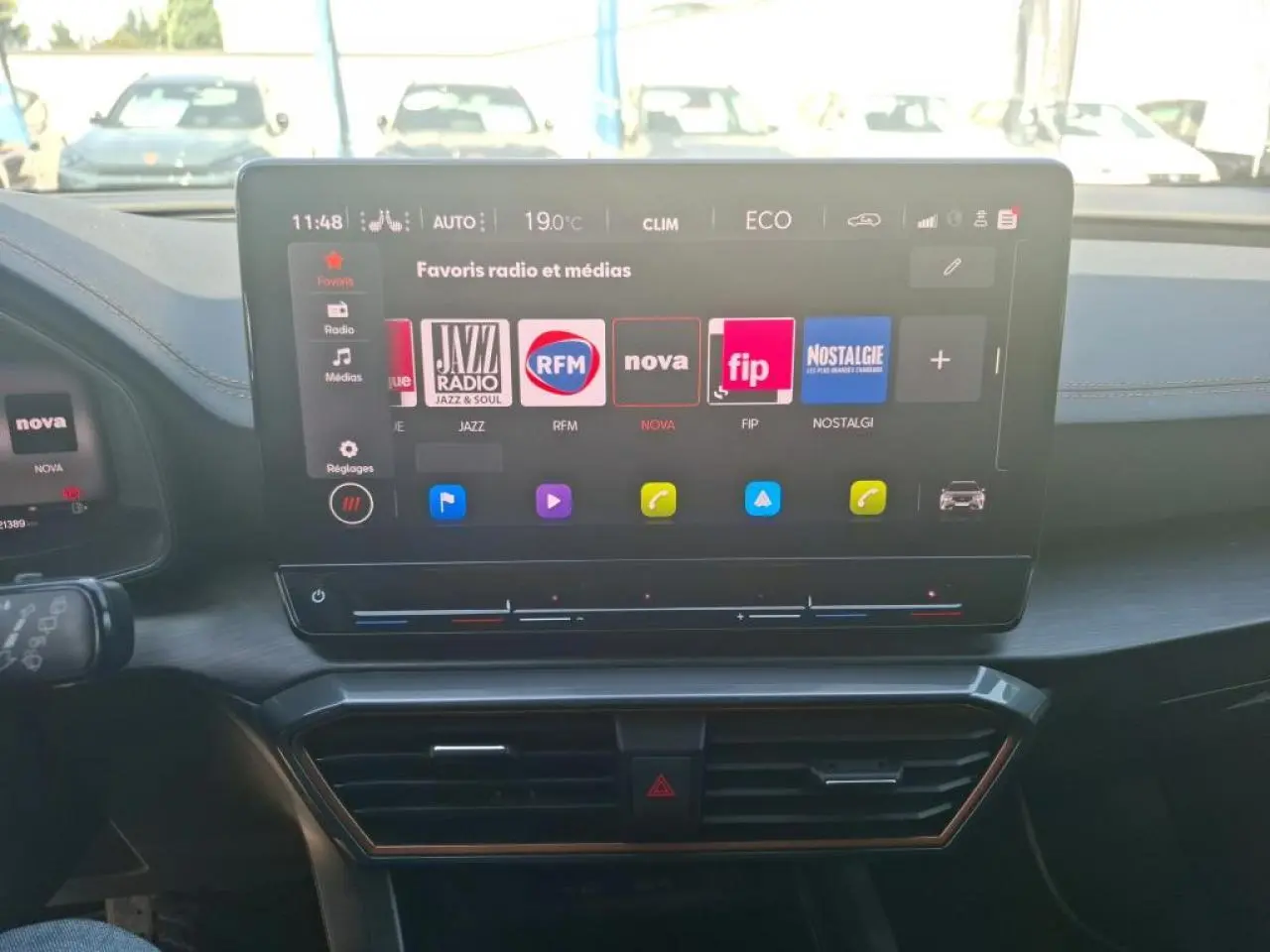 Vue intérieure du tableau de bord du CUPRA Formentor 1.4 e-Hybrid 2024 avec écran tactile multimédia et finitions noires.