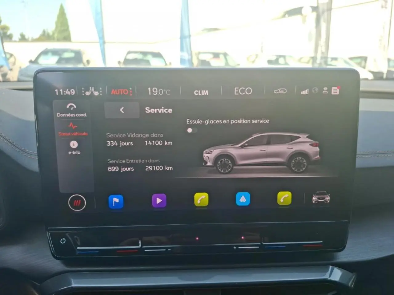 Écran tactile intérieur affichant un profil latéral gris du CUPRA Formentor 1.4 e-Hybrid 2024 en mode service.