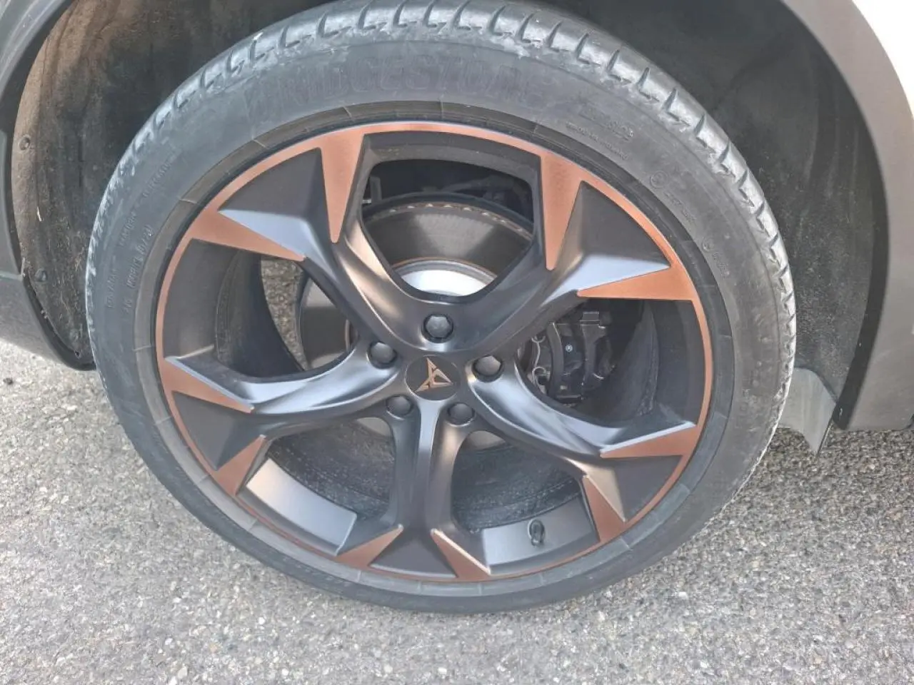 Gros plan sur la jante alliage 19 pouces Black Copper du CUPRA Formentor gris, avec logo Cupra au centre.