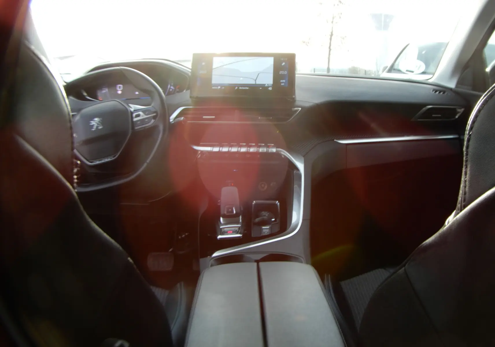 Intérieur du Peugeot 5008 2021 en version Allure, vue avant centrée sur le tableau de bord et la console centrale noire.