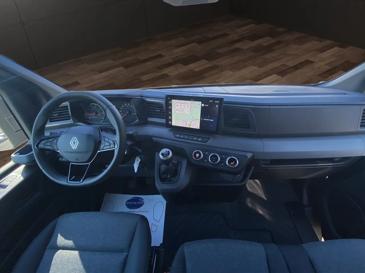 Vue intérieure du tableau de bord du Renault Master 2025 avec volant multifonction et écran tactile central.