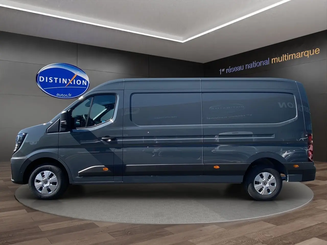 Renault Master gris urbain vu de profil côté gauche, fourgon utilitaire avec portes arrière tôlées ouvertes à 270°