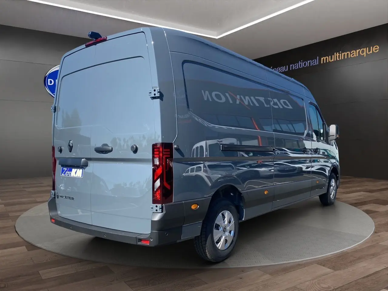 Renault Master gris urbain vu en 3/4 arrière droit, fourgon utilitaire avec portes arrière tôlées ouvertes à 270°