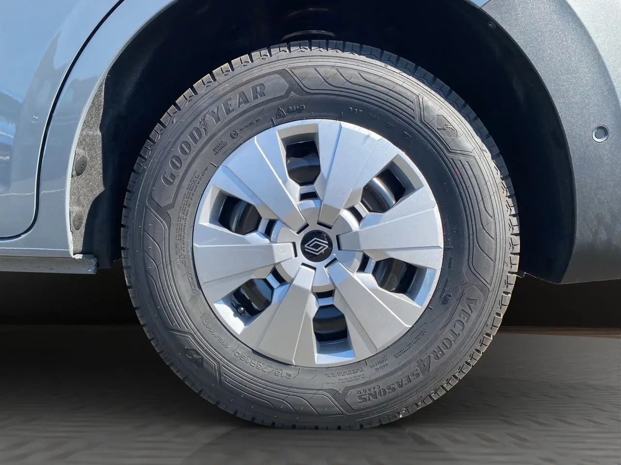 Gros plan sur la roue avant gauche du Renault Master 2025 gris urbain avec jante et pneu Goodyear tous temps.