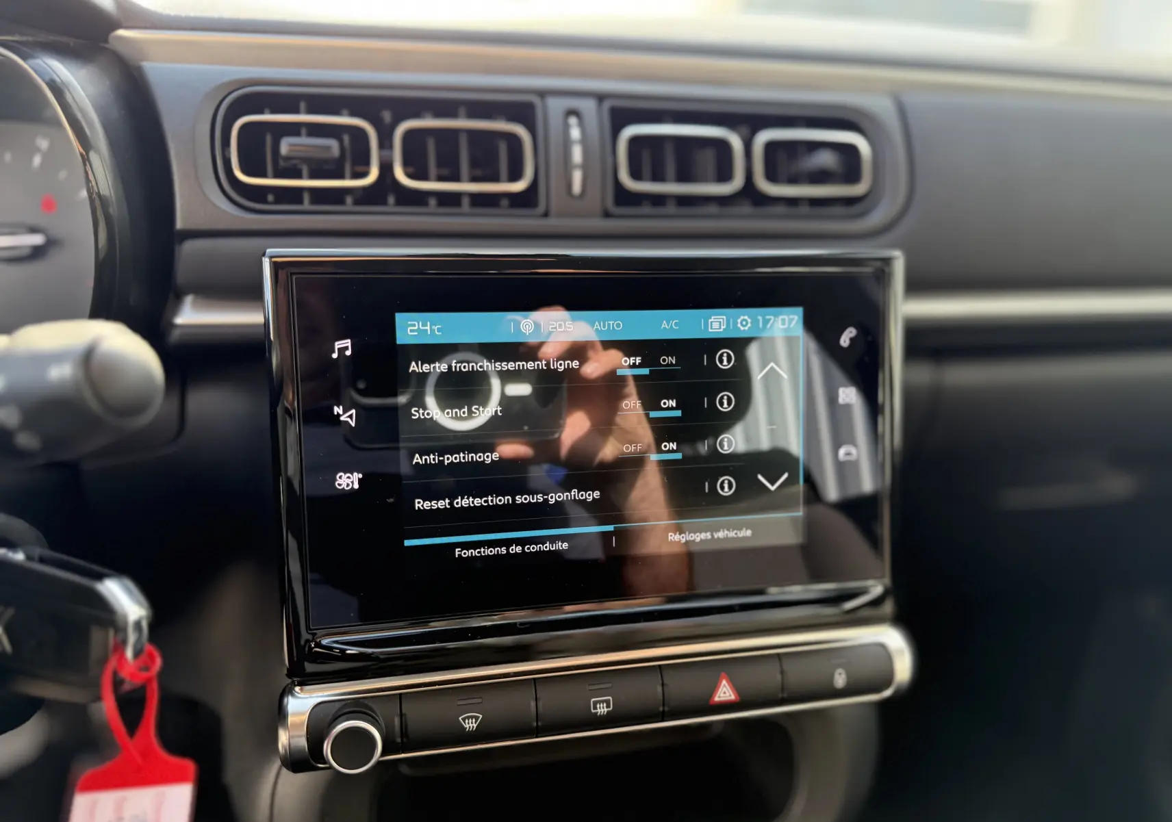 Écran tactile central du tableau de bord de la Citroën C3 gris acier 2023, affichant les réglages d'aide à la conduite.