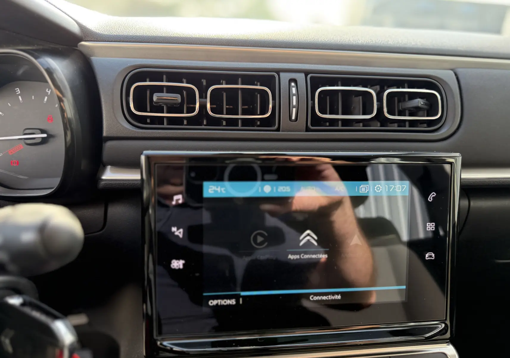 Tableau de bord intérieur de Citroën C3 gris acier 2023, vue centrée sur l'écran tactile et les aérateurs rectangulaires.