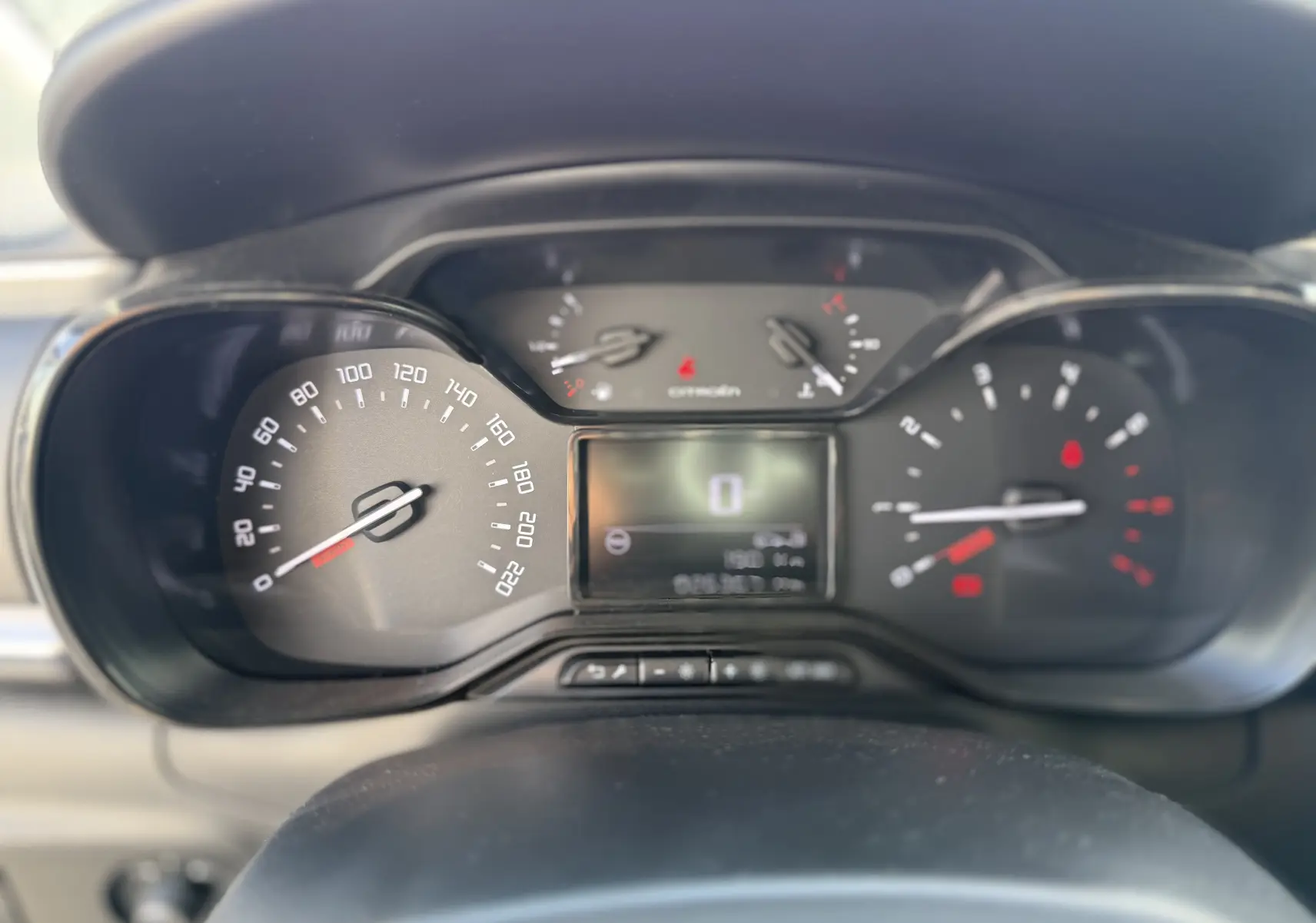 Tableau de bord de la Citroën C3 1.5 BlueHDi 100ch 2023, affichage numérique et compteurs analogiques nets.