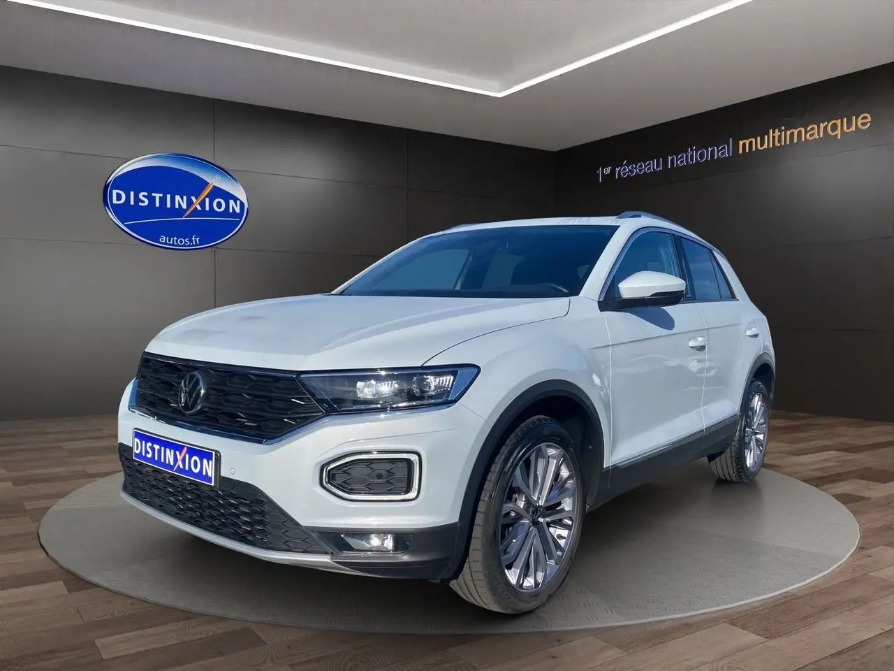 Volkswagen T-Roc Silver White en 3/4 avant droit avec jantes alu 18 pouces et toit ouvrant panoramique visible.