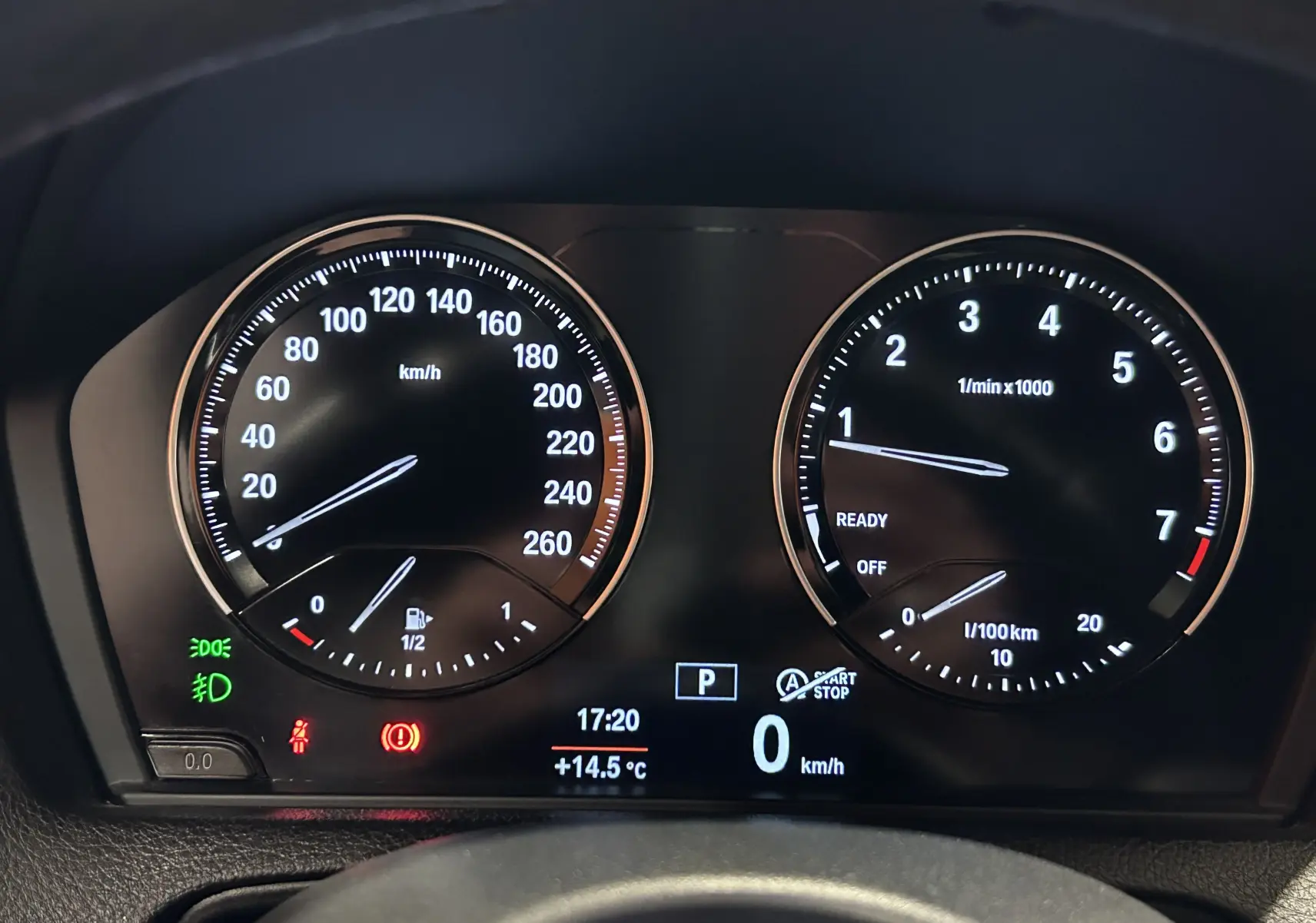 Tableau de bord BMW Série 1 120iA 2019, affichage digital et compteurs analogiques en vue frontale.