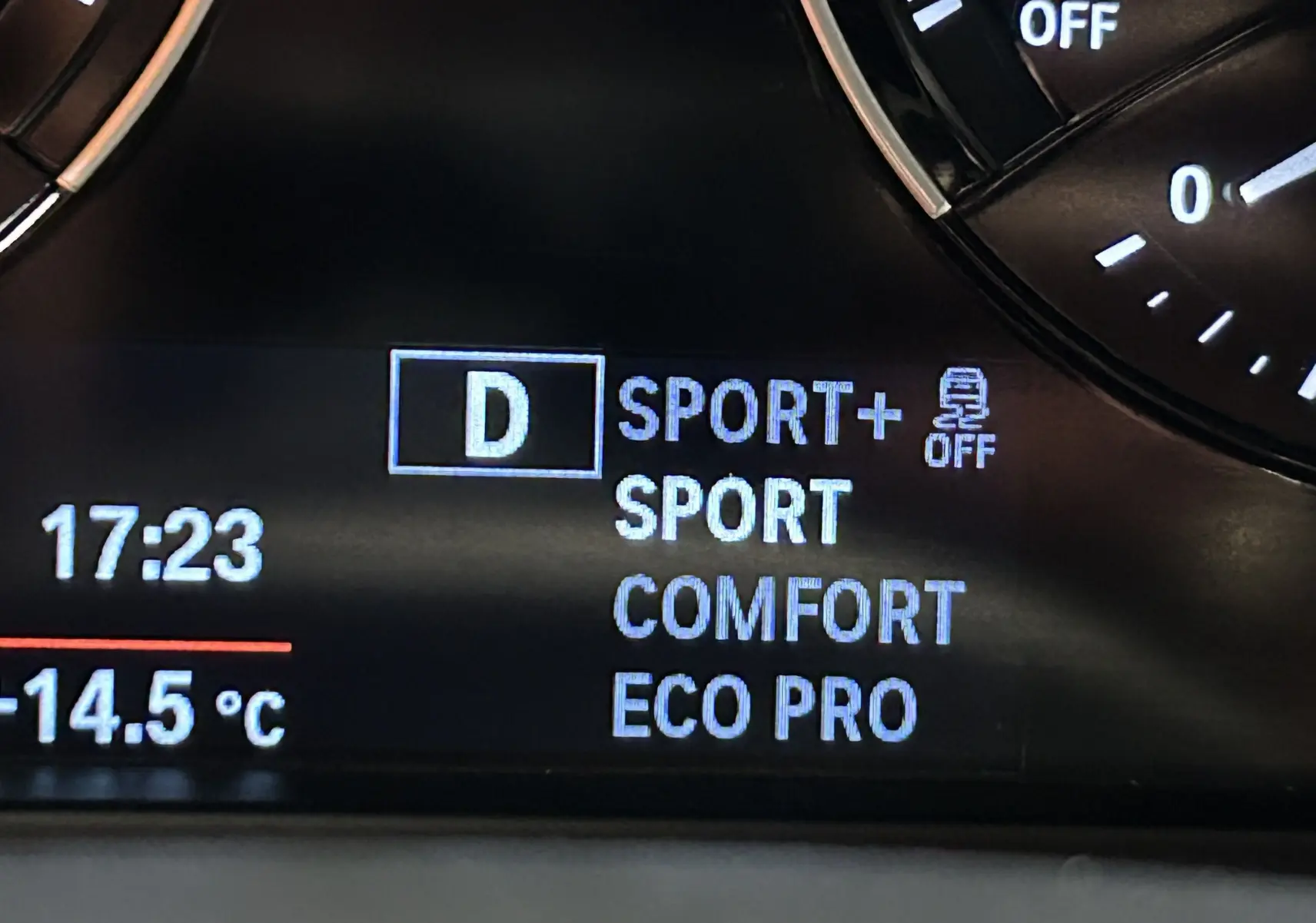 Affichage du tableau de bord BMW Série 1 120iA M Sport montrant les modes de conduite et la température extérieure.