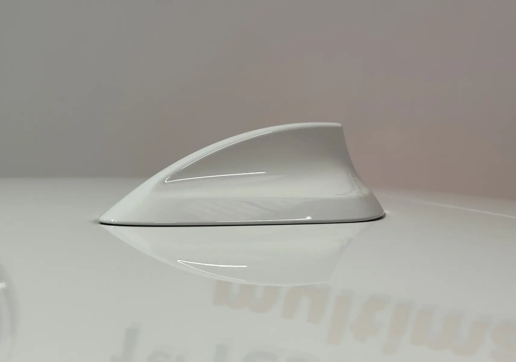 Antenne requin blanche sur le toit d'une BMW Série 1 120iA 184 M Sport essence 2019.