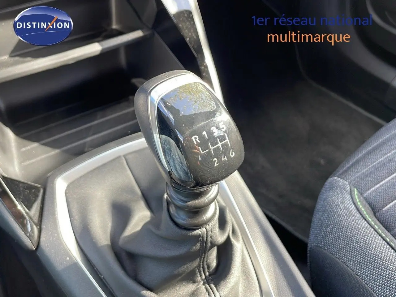 Le levier de vitesses manuel en gros plan dans l'habitacle du Peugeot 2008 bleu Vertigo Metal, avec sellerie tissu noir et gris.