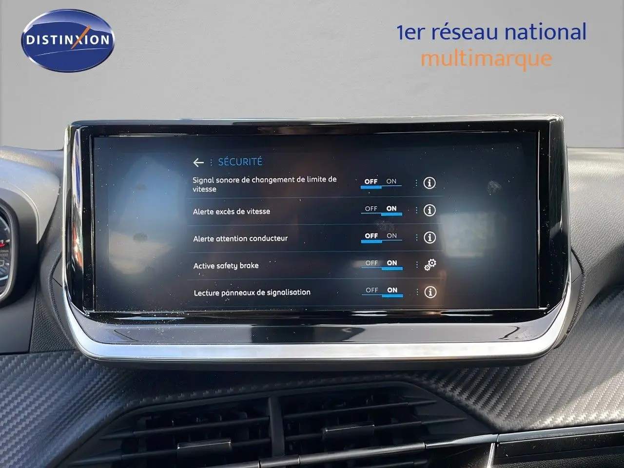 Vue intérieure centrée sur l’écran tactile du tableau de bord du Peugeot 2008 2024, ambiance moderne et finition carbone.