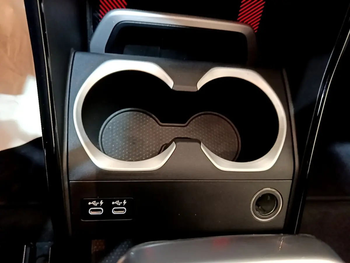 Gros plan sur les porte-gobelets arrière et ports USB-C du BMW X1 xDrive23i M Sport gris clair, intérieur moderne.
