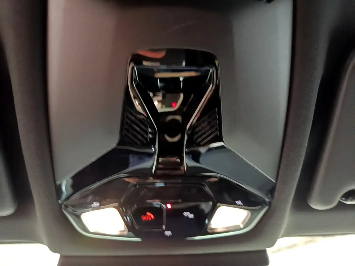 Gros plan sur le plafonnier intérieur noir brillant avec commandes lumineuses du BMW X1 xDrive23i M Sport 2023.