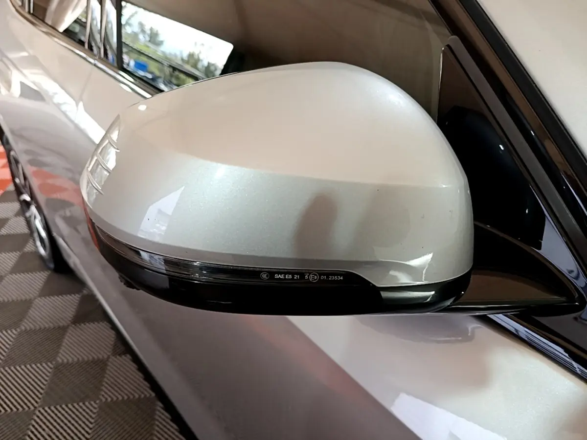 Rétroviseur droit gris clair de BMW X1 xDrive23i M Sport 2023 avec clignotant intégré, vue rapprochée en extérieur.