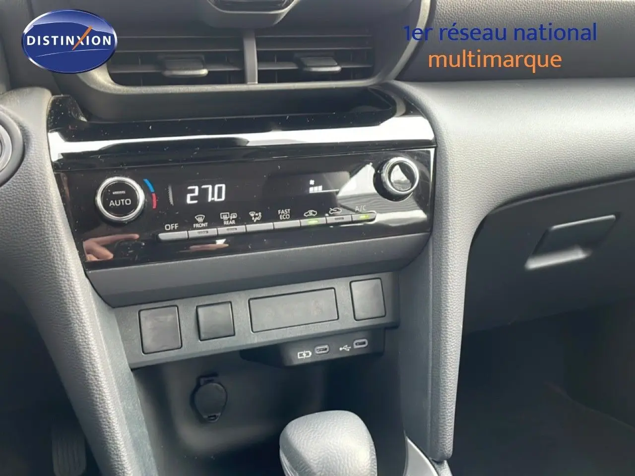 Vue rapprochée du tableau de bord et de la console centrale noire de la Toyota Yaris Cross 2024 hybride.