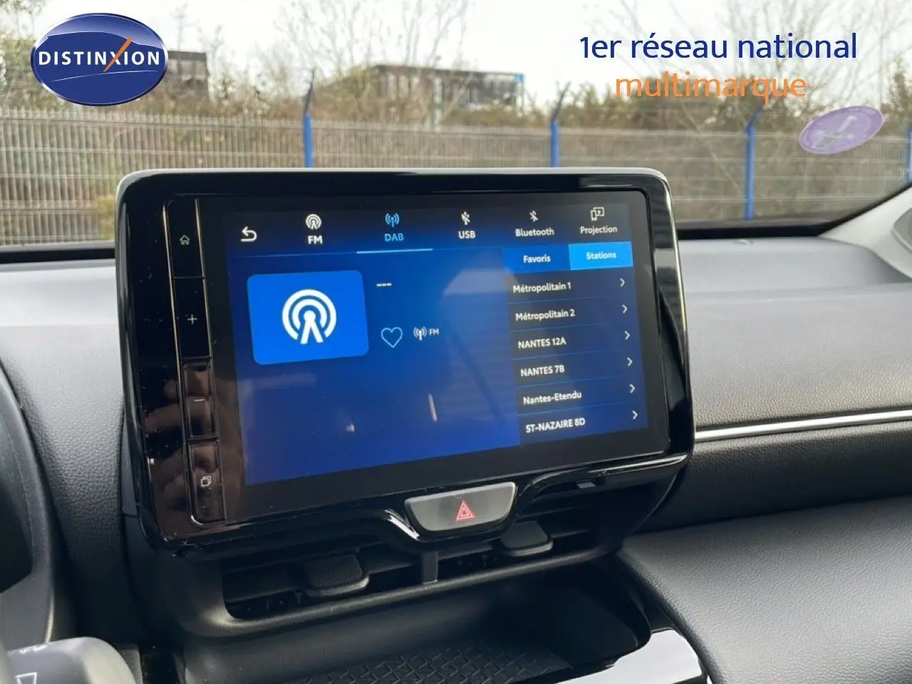 Écran tactile central du tableau de bord de la Toyota Yaris Cross 2024, affichant les options radio et connectivité.