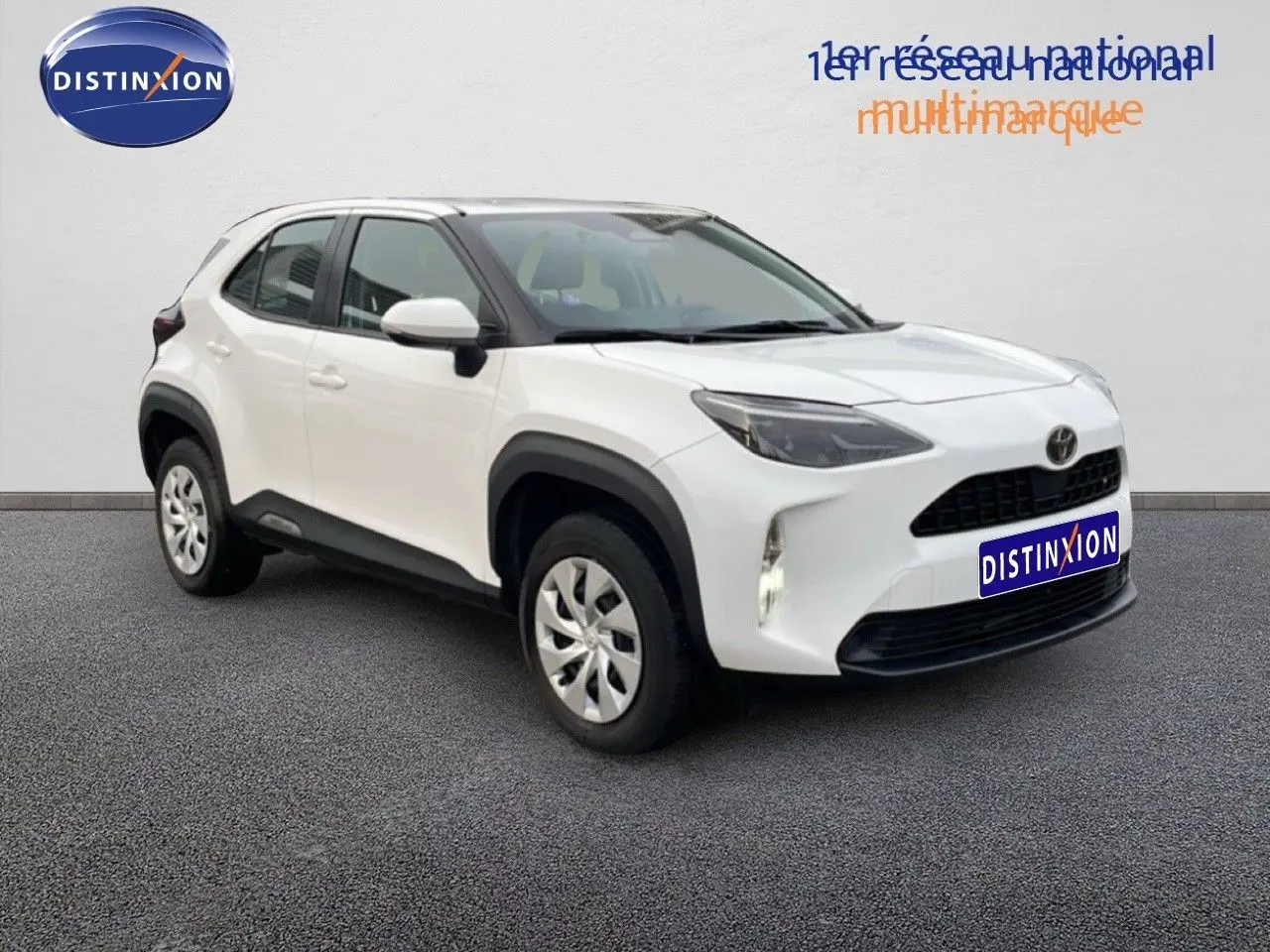 Toyota Yaris Cross blanc pur vue 3/4 avant droit, SUV compact avec détails noirs contrastants et jantes acier.