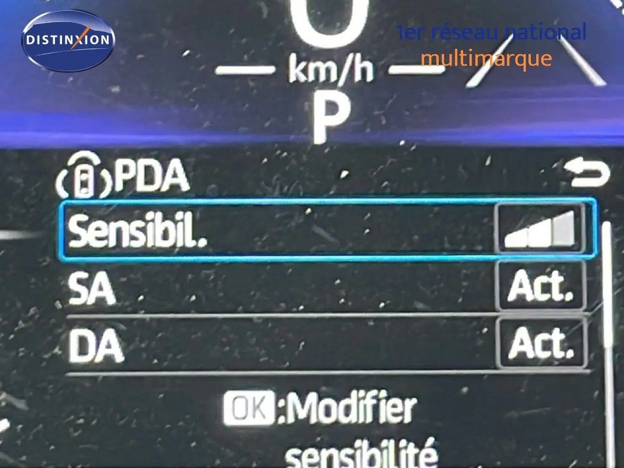 Affichage du tableau de bord numérique de la Toyota Yaris Cross 2024, montrant les réglages d'assistance à la conduite.