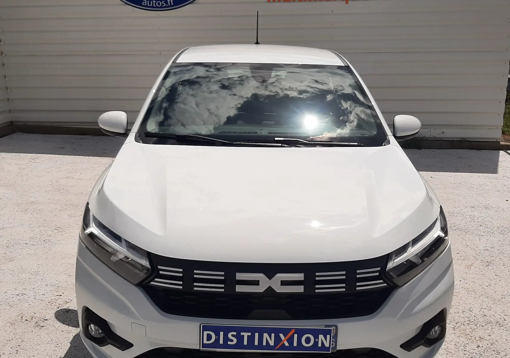 Vue avant d'une Dacia Sandero TCe 90ch Expression blanche glacier, avec calandre noire et phares LED distinctifs.